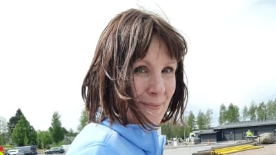 Annika Suomi sköter om kommunikationen vid bostadsmäsan i Lojo. 