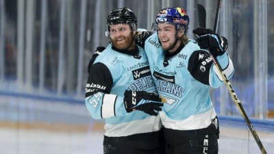 Anton Mylläri och Topias Vilén firar ett mål.