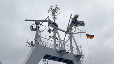 Exteriör på kommandobrygga med flaggor och radar. 