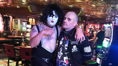 Kiss fans utklädd till Paul Stanley tillsammans med Lasse Grönroos i casinot på Kiss Kruise VIII 2018.