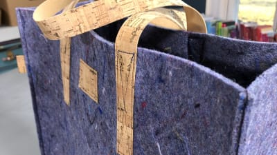 sydda detaljer av korktyg på en väska av lumpfilt