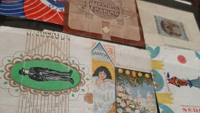 utslaget karamellpapper i vackra färger och motiv från början av 1900-talet