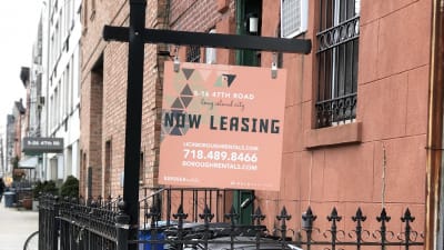 "Uthyres"-skylt vid sopstation vid lugn sidogata i New York.