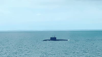 En ubåt korsar öppet hav. 