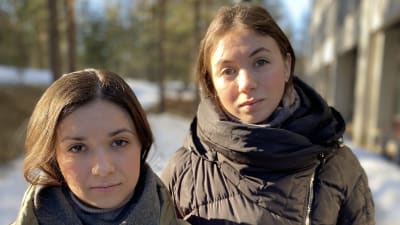 Anna och Natalie kommer från Ukraina via Knektbro flyktingmottagning i Esbo i mars 2022. 