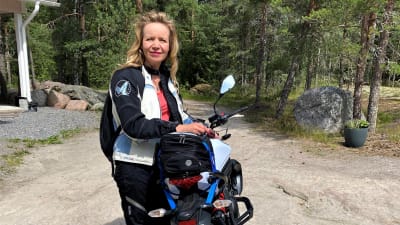 Helen Högström vid sin motorcykel.