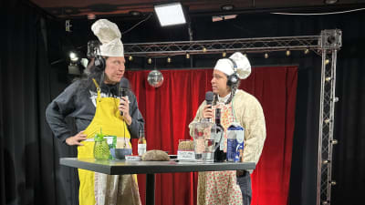 Kjell Simosas och Walt Miguel står vid ett bord med kockhattar på.