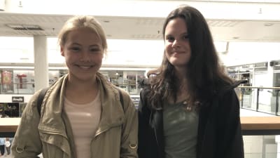 Amanda Forss och Janina Rådgård som står i Rewell Center.