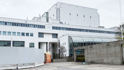 Operahuset i Helsingfors under renovation. Det finns staket runt omkring som avgränsar byggarbetsplatsen.