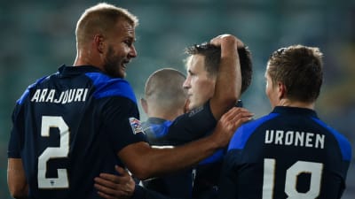 Finlands herrlandslag jublar efter Robin Lods mål.