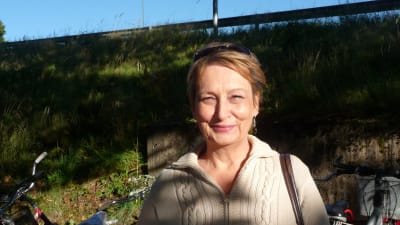 Karin Svahnström ute vid så kallade järnvägsbron i Karis