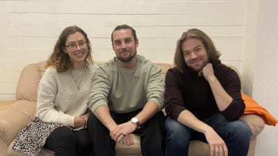 Tre personer, en kvinna och tvä män, sitter ien soffa. De heter Sofia Kruskopf, Wilhelm Nielsen och Emil Lillkung.