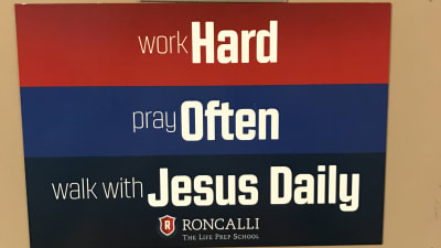 Jobba hårt, be ofta och gå med Jesus varje dag, står det på klistermärkerna på skåpen i Roncalli High School.