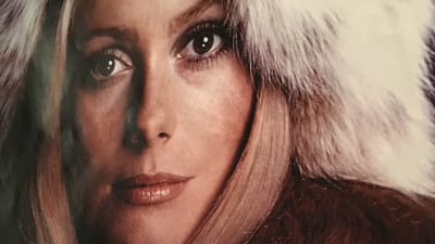 Catherine Deneuve i pälsmössa.