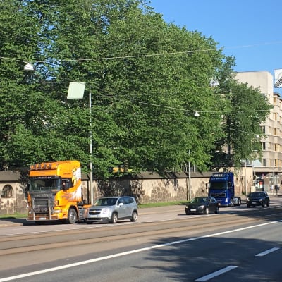 Lastbilar på rad på Mannerheimvägen i Helsingfors.
