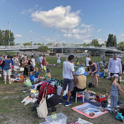 Pop up-loppmarknad vid västra åstranden i Borgå.