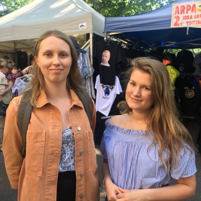 två åbostuderande i solskenet besöker internationella marknaden i åbo