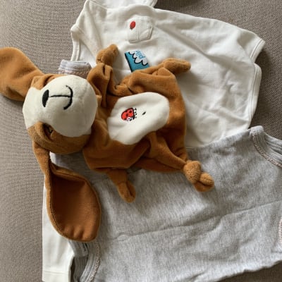 Gosedjur och klädesplagg för baby.