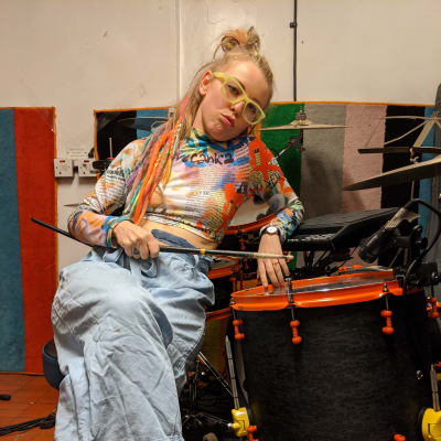 Trummisen Vicky O'Neon poserar i sin hemmastudio i London bredvid vid sitt trummset.
