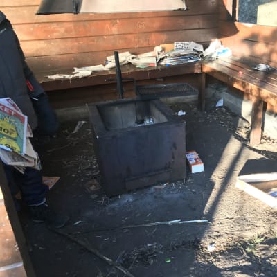 En nedskräpad grillplats vid Varlaxudden.