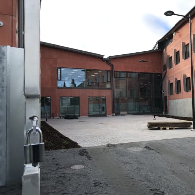 Tavastehus nya fängelse fotograferat utifrån så att fasaden syns.
