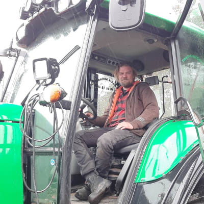 Carl-Erik Grönroos i en av de stora traktorerna på torvtäkten i Mjölbolsta. 