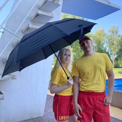 Uimavalvojat Janita Brunila ja Jan Marku Kotkassa Katariinan maauimalassa altaan vieressä.