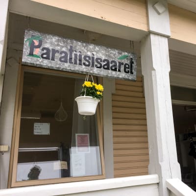 Säynätsalon entinen pappilarakennus, jonka kuistilla Paratiisisaaret ry:n kyltti