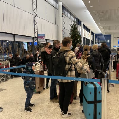 Ihmiset jonottavat Kuopion lentoasemalla 8. joulukuuta 2021