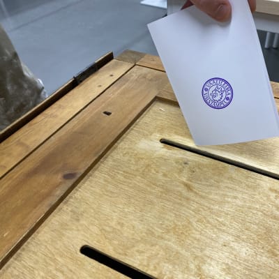 Äänestyslippu tiputetaan vaaliuurnaan äänestyspaikalla Lempäälässä.