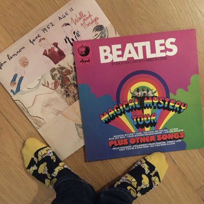 Päivi Haanpää on kuvannut jalkojaan ja lattialla edessään olevia Beatlesin ja John Lennonin älppäreitä.