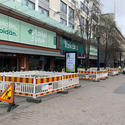 Työmaa-aitoja Jyväskylän kävelykadulla.