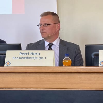 Kansanedustaja Petri Huru.