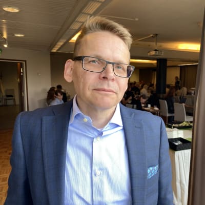 Kuvassa Keski-Suomen hyvinvointialueen johtajaehdokas Mikko Komulainen