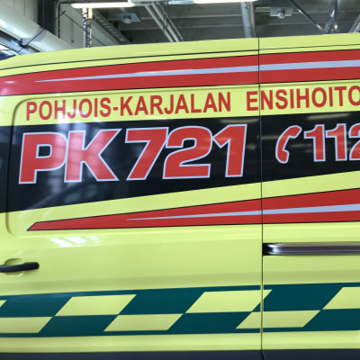 Pohjois-Karjalan pelastuslaitoksen ambulanssin kylki.