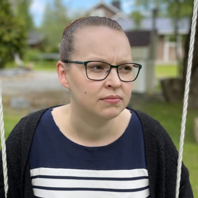 Heidi Pyykkönen istuu keinussa.