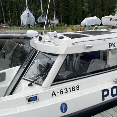 Itä-Suomen poliisin vene laiturissa Kuopion Pirttiniemessä. 