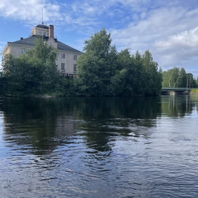 Pielisjoen linna Joensuussa on saarella keskellä jokea. 