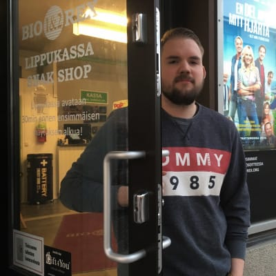 Otto Löytynoja seisoo Kokkolan elokuvateatterin ovella.