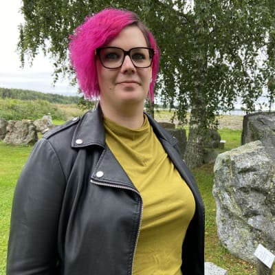Kirjailija Nilla Kjellsdotter Oravaisten Kivipuistossa