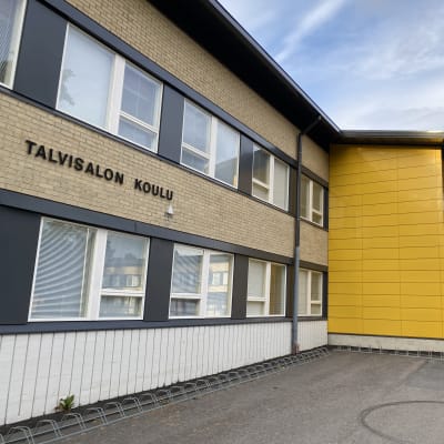 Talvisalon koulun yläkoulu kuvattu ulkoapäin. 