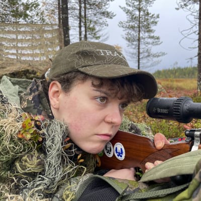 Veera Kivistö tähtää lintukiväärillä Sotkamossa 19.9.2022