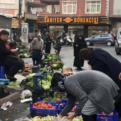 Ihmisiä vihannesostoksilla Okmeydanin kaupunginosassa Istanbulissa lokakuussa 2022.