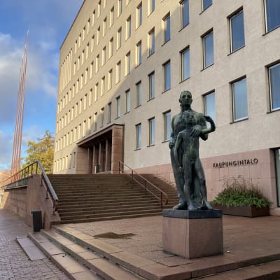Mies- ja poikapatsas kaupungintalon edustalla.