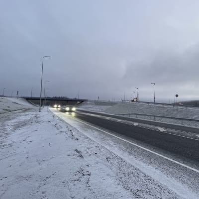 Ysitien Jämsän Himoksen uusi eritasoliittymä. Autoja kuljee hiukan lumisella tietllä. 