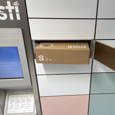 Ett S-paket som postas via Postens paketautomat