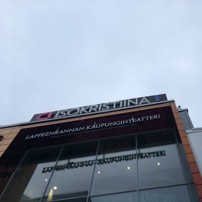 Kuvassa näkyy kauppakeskus Ison-Kristiinan ja Lappeenrannan kaupunginteatterin kyltit rakennuksen ulkoseinässä alaviistosta kuvattuna.