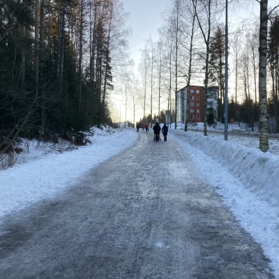 Jäinen kevyen liikenteen väylä Kuopiossa.