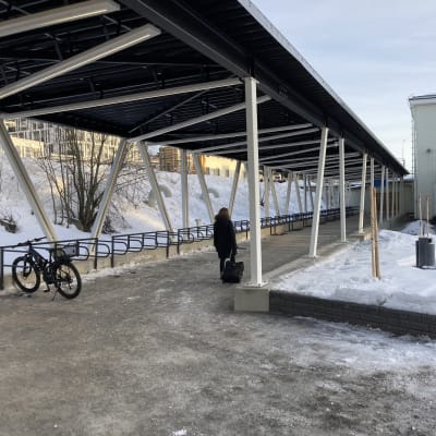 Katettu jalankulkureitti Kuopion rautatieasemalle tammikuussa 2023. 