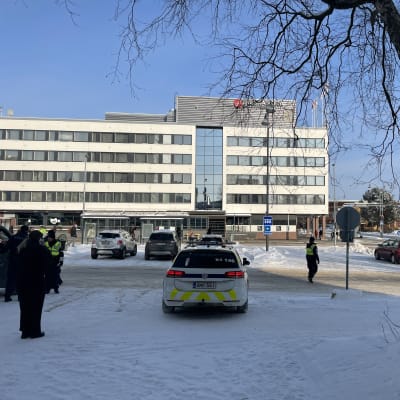 Poliisin ratsia Jyväskylän Asema-aukiolla.